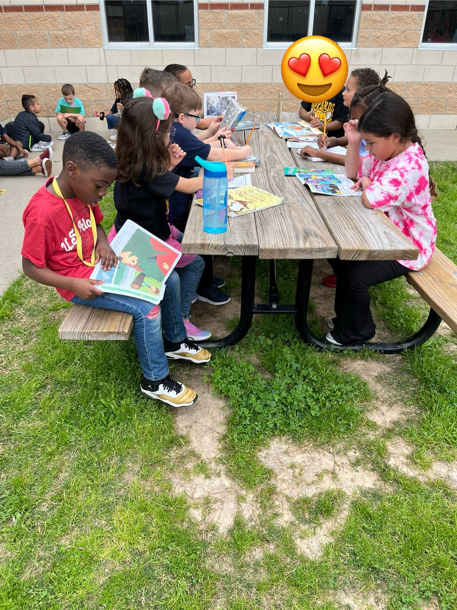 ms_bmace's tweet photo. We were able to get outside and read to celebrate the end of the module! @CFISDAndre #LeopardsLEAD https://t.co/XAYB5xnC9A