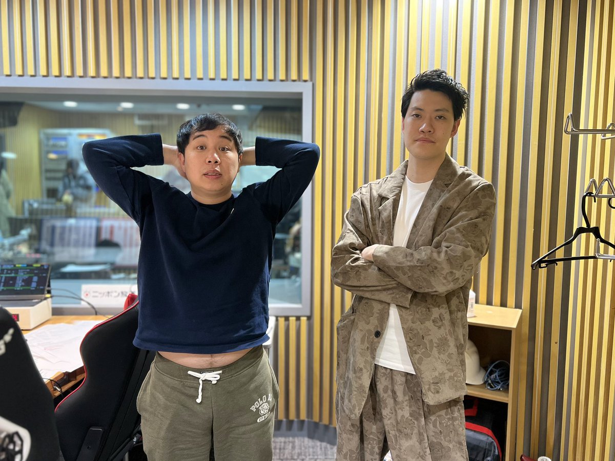 shimofuri_ANN's tweet photo. #霜降り明星 のオールナイトニッポン
今週もお聴き頂きありがとうございました!

お互いの不思議
久々のクレイジーマン登場
台本の上のマイク

#霜降り明星ANN

radikoタイムフリーでもう一度📻
👉https://t.co/5GRtm9VHEq https://t.co/aakEriNaCg