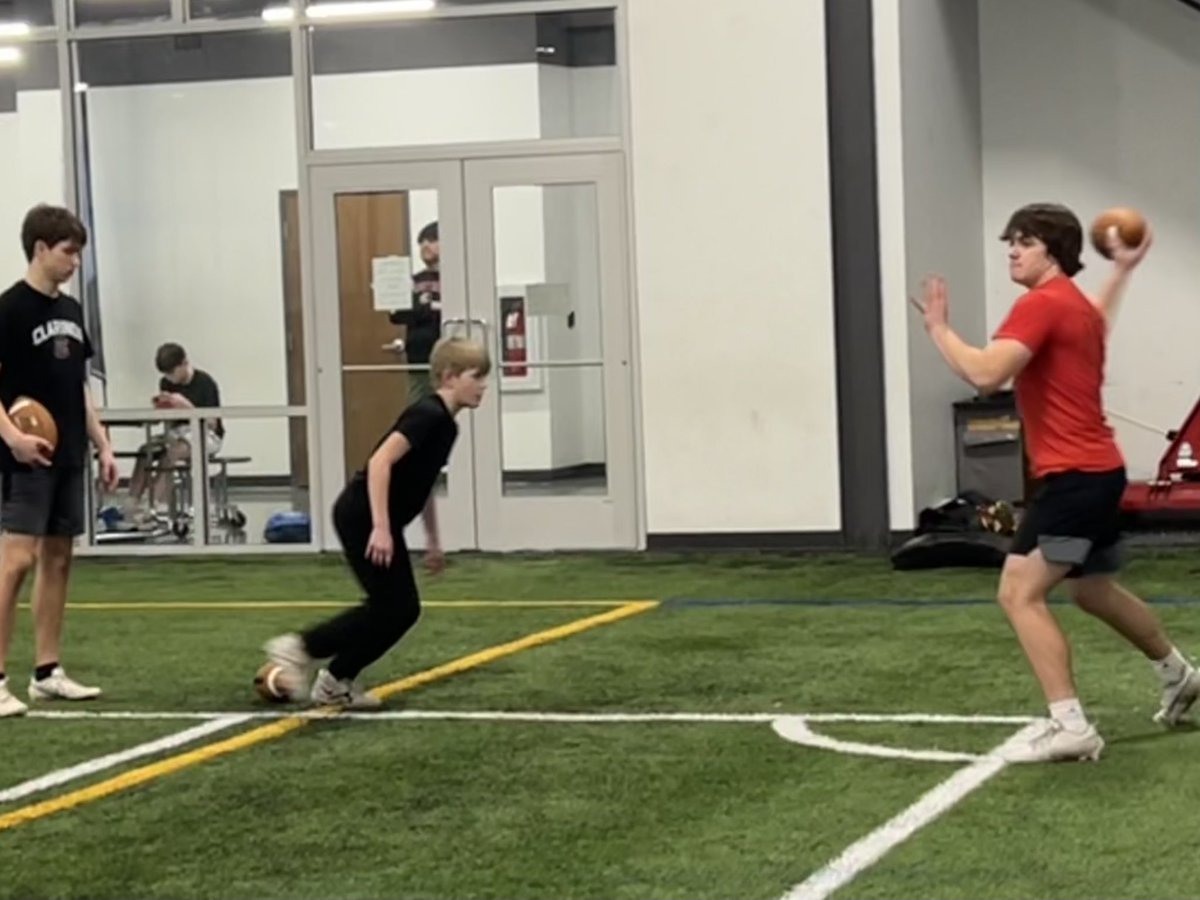 level10perform's tweet photo. Elevate SWI  @level10perform with another great night! February is rolling, and March dates will be announced soon. Lineman, RB/WR, and QB training. With high level skill instruction plus proven speed work, we’re elevating football in SWI, athlete by athlete! https://t.co/MDLpMHwVkG