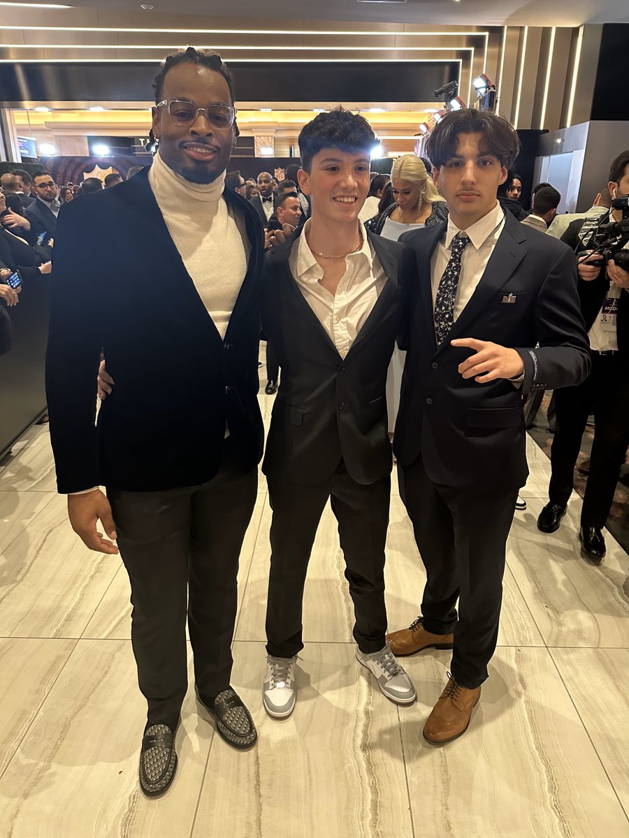 It was a star-studded night for wish kid Aiden (middle)– who walked the red carpet with @NFL legends before attending #NFLHonors. 🤩 @MakeAWish #SBLVIII #SuperBowlWishes @Steelers @ohthatsNajee22