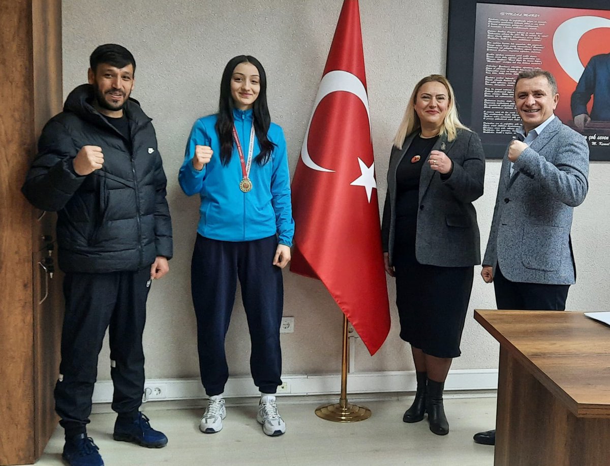 IlKorkmaz15's tweet photo. Okullar Arası  Gençler Ankara Boks Şampiyonu Şevval Hancı ile Altındağ Halk Eğitimi Merkezi'nde bir araya geldik. Sporcumuza  başarılarının devamını diliyorum. @Yusuf__Tekin @CelileErenOKTEN @cengizmete @kocakysr https://t.co/QqDdSO2QoA