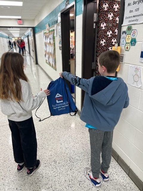 ButtsRoadInt's tweet photo. Our Anchored4Life team has been busy giving new student tours and passing out Welcome Bags. The tours are a quick way to help our students feel comfortable and make connections.  BRI's Anchored4Life Team is the BEST!  #SOARingHighatBRI https://t.co/HRxe4fyLYI
