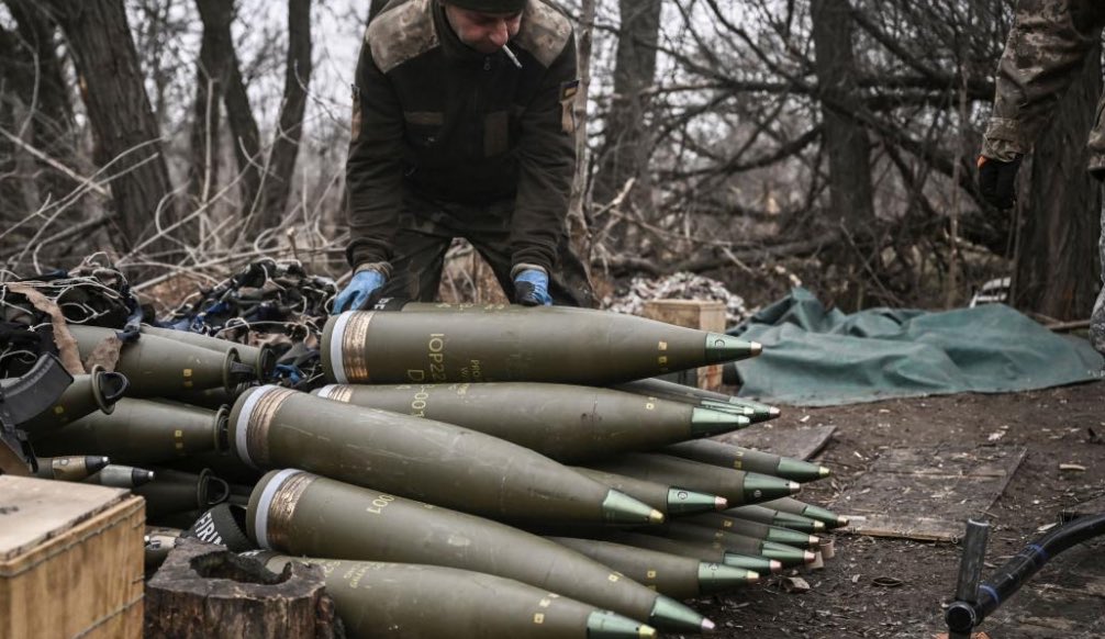 JulianRoepcke's tweet photo. Ich bin wirklich jeden Tag aufs Neue am Kopf schütteln, wenn ich über die Logik von Olaf Scholz, Boris Pistorius und der deutschen Generalität nachdenke.

➡️Sie setzen jetzt alles daran, dass die Ukraine Munition bekommt. 155 mm Artillerie zu allererst. Aktuell feuert Russland etwa fünfmal soviel dieses Kaliber (152 mm) wie die Ukraine (Ratio von 1:5). 

➡️Ganz davon abgesehen, dass Russland und seine Verbündeten über eine massive Industrie zum Bau von Artillerie-Geschützen und Artilleriemunition verfügen, lohnt ein Blick in die jüngere Geschichte, um zu sehen, dass ein quantitativer Ausgleich oder gar ein in Vorteil bringen der Ukraine mit dieser Munition nicht zu einem ukrainischen Sieg führen werden.

➡️Während der Gegenoffensive im letzten Jahr hatte die Ukraine 2500 155 mm Geschütze zusammengezogen und hatte während der ersten zwei Monate der Offensive doppelt so viel Schuss pro Tag wie Russland (Ratio von 2:1). Das Ergebnis – bekannt.

➡️Es ist mir völlig unverständlich, wie Militärs im Westen denken könnten, man könnte einen Abnutzungskrieg gegen Russland auf Dauer gewinnen. Selbst wenn man ihn rein materiell gewänne, hat die Vergangenheit bereits gezeigt, dass dies nicht zu einem Durchbruch auf dem Schlachtfeld führen würde.

➡️Was es dagegen (zusätzlich!) bräuchte sind Schockwaffen wie Taurus, intelligente Waffensysteme wie elektronische Kriegsführung und Überraschungsangriffe, die die russische Industrie und kritische Infrastruktur träfen.

➡️So – und nur so! – würde die Ukraine in eine Position gebracht werden, in der sie Russland tatsächlich besiegen beziehungsweise komplett von ihrem Territorium vertreiben könnte. 

➡️Was der Westen und allen voran Olaf Scholz aktuell tun, ist ein unendliches Ausbluten der Ukraine, ein ständiges zu wenig und zu schlecht bewaffnen, womit ein dauerhafter Kriegszustand geschaffen wird, der die Ukraine in den Abgrund reißt.

➡️Wofür das alles passiert, habe ich bereits vor Monaten berichtet. Ein Großteil des Westens will die Ukraine an den Verhandlungstisch mit Russland zwingen, ohne es ihr auch nur einmal wörtlich nahe zu legen.
#Analyse #Meinung
