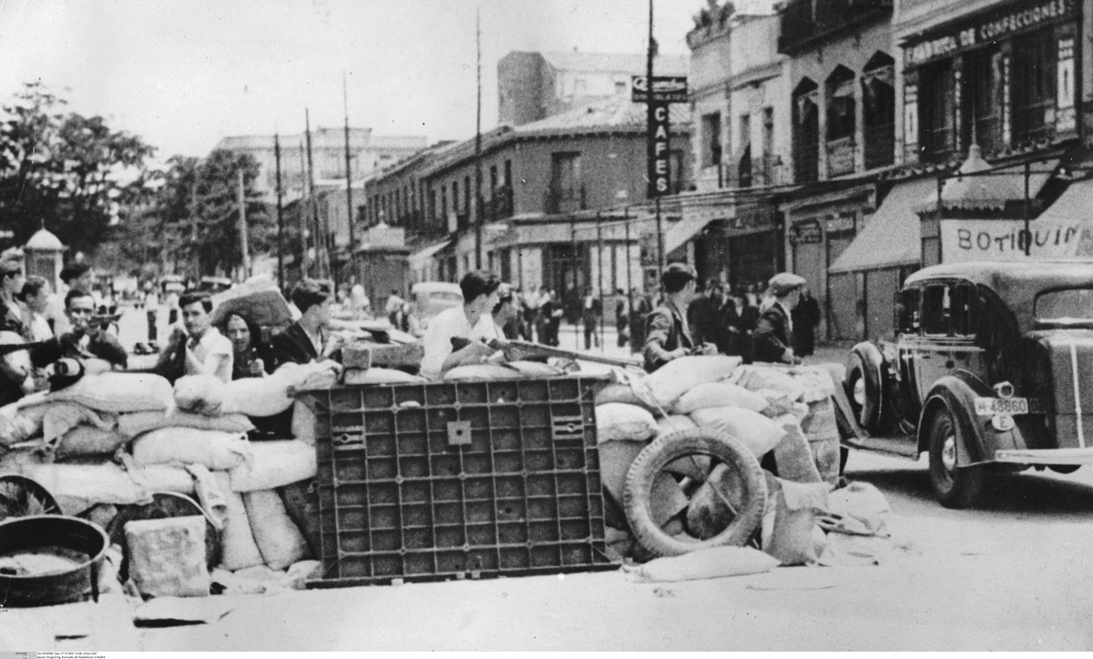 FernandoSebas73's tweet photo. Barricadas defensivas y controles en la Avenida de la Albufera en el Puente de Vallecas.
Fotografía de 1936. Libro 'Vallecas, fotos antiguas' de Sixto Rodríguez.
Los Hijos del caballo blanco nunca fueron fáciles de domar, @RayoVallecano. 
El Rayo es de Vallekas.
Fácil. #ADRV1924 https://t.co/7tVR3pU699