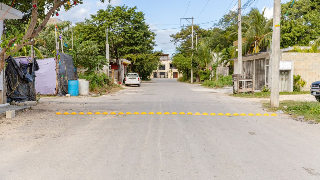 diegocastanonmx's tweet photo. Hoy en #Tulum, junto a nuestro equipo del Ayuntamiento Municipal, supervisé mejoras en las colonias Tumben Kaa y Ejido. Desde alcantarillado hasta reductores de velocidad, estamos comprometidos con un Tulum más limpio y seguro para todos. https://t.co/t6vs3qp6ZU