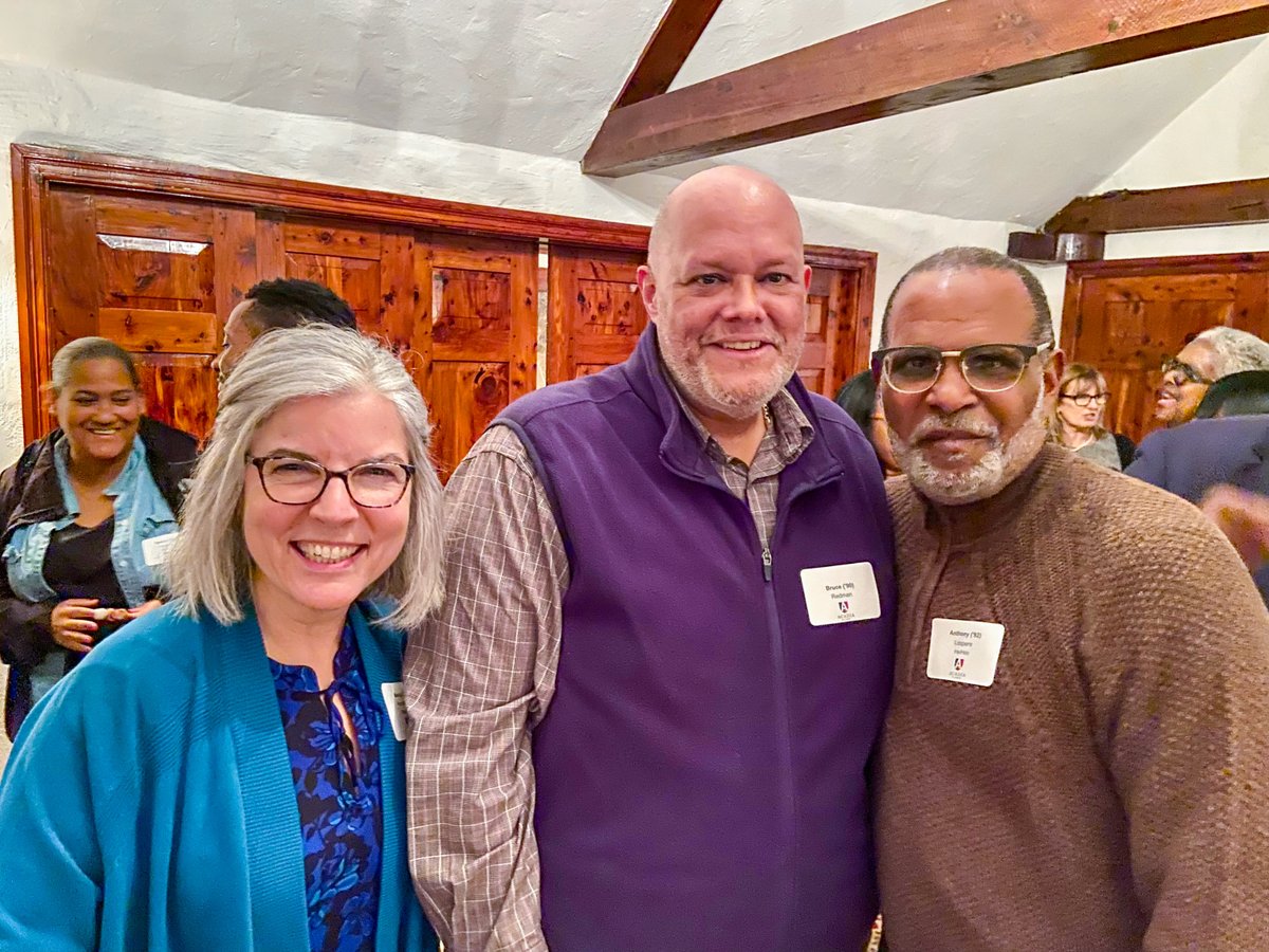 What better way to spend a Wednesday evening than with our Acadia family in Bermuda? Enjoy more pictures and a full recap (with some exciting news) at aualumni.info/3usQnCg #AcadiaAlumni #AcadiaInBermuda #AcadiaU.