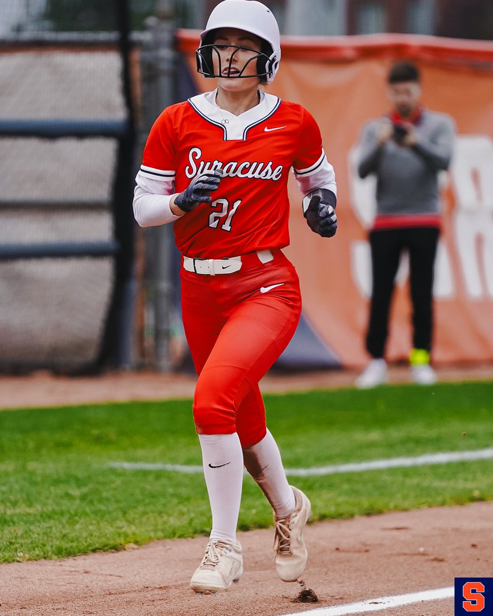 First career run for @MakenzieFoste14! 🍊 'Cuse leads 1-0 through three.