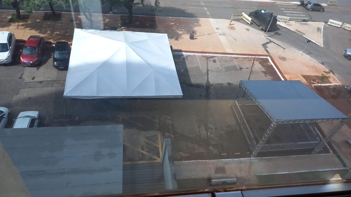 JessyFCosta's tweet photo. O governo do DF não trabalha e acha que ninguém trabalha tbm né? Fechar toda a entrada do prédio até quarta e quem é plantonista que se vire pra chegar no trabalho... https://t.co/ZGrKvz4jPh