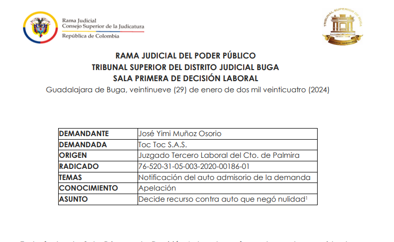 JurisprudenCol's tweet photo. La notificación personal por mensaje de datos regulada en Ley 2213 de 2022, vigente a la fecha en que se adelantó la actuación, no deroga ni modifica la modalidad de notificación personal   del art.291 del CGP, lo que si hace es fijarla en una sola etapa cuando es efectiva la recepción del mensaje de datos en el buzon electrónico de quienes integran la parte demandada 

Es preciso mencionar que la notificación personal por mensaje de datos regulada explícitamente en el artículo 8º de la Ley 2213 de 2022, vigente a la fecha en que se adelantó la actuación por el despacho, que no por la parte demandante como erradamente lo afirma la pasiva, no deroga ni modifica la modalidad de notificación personal contenida en el art.291 del CGP, lo que sí hace es fijarla en una sola etapa cuando es efectiva la recepción del mensaje de datos en el buzón electrónico de quienes integran la parte demandada.

En cuanto a las reglas de notificación personal, la Sala de Casación Civil y Agraria de la H. Corte Suprema de Justicia ha fijado posición en sentencia proferida en sede de tutela STC7684 de 2021, reiterada en Sentencias CSJ STC913 de 2022 y CSJ STC4204 de 2023, pudiendo leerse: (…) el interesado en practicar la notificación personal de aquellas providencias que deban ser notificadas de esa manera tiene dos posibilidades en vigencia del Decreto 806. La primera, notificar a través de correo electrónico, como lo prevé el canon 8° de ese compendio normativo. Y, la segunda, hacerlo de acuerdo con los artículos 291 y 292 del Código General del Proceso. Dependiendo de cuál opción escoja, deberá ajustarse a las pautas consagradas para cada una de ellas, a fin de que el acto se cumpla en debida forma.

En el caso en concreto, centra la sala su atención en las afirmaciones hechas por la recurrente, en torno a la recepción del e-mail que fue enviado a su buzón electrónico; siendo la primera, que no se recibió y la segunda, que no hubo lectura de este porque el representante legal de la persona jurídica no accedió al correo electrónico.

existiendo, como ya se indicó, constancia de recepci��n del correo electrónico, no puede válidamente argumentarse que no fue recibido. El que el servidor del buzón electrónico de destino no envíe información de notificación de entrega, es irrelevante, pues el inc. 3º del art. 8 de la Ley 2213 de 2022 liga la validez a que “(…) el iniciador recepcione acuse de recibo o se pueda por otro medio constatar el acceso del destinatario al mensaje”.

En sentencia STC4204 de 2023, en que refiere a la STC16733 de 2022, la Sala de Casación Civil y Agraria de la H. Corte Suprema de Justicia expuso: “En consonancia con ello, esta Sala ha precisado que, acreditado en forma idónea que se envió la notificación, según la verificación que en ese sentido debe hacer el Juzgador, ha de entenderse que esta se surtió, por lo que es deber del demandado desvirtuar esa presunción, así: En ese sentido, tal circunstancia puede verificarse -entre otros medios de prueba- a través i). del acuse de recibo voluntario y expreso del demandado, ii). del acuse de recibo que puede generar automáticamente el canal digital escogido mediante sus «sistemas de confirmación del recibo», como puede ocurrir con las herramientas de configuración ofrecidas por algunos correos electrónicos, o con la opción de «exportar chat» que ofrece WhatsApp, o inclusive, con la respectiva captura de pantalla que reproduzca los dos «tik» relativos al envío y recepción del mensaje.

Portal de actualización Jurisprudencial. Solicita tu suscripción aquí 👉 https://t.co/LAQoZz9cUI