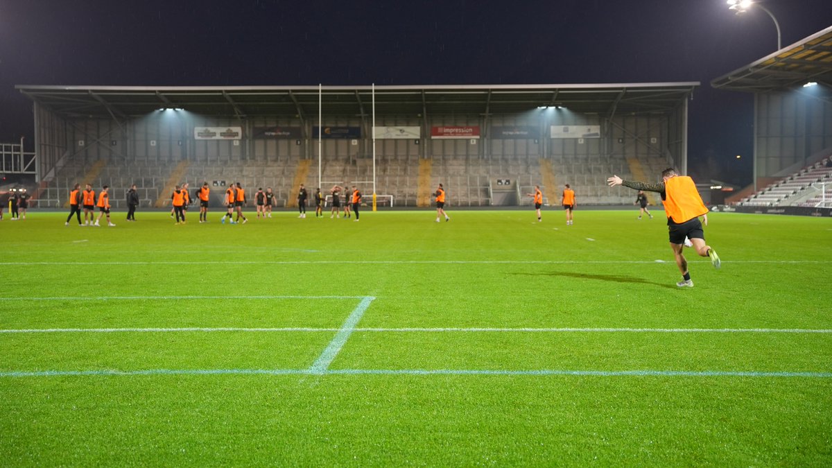 LeighLeopardsRL's tweet photo. 𝗚𝗘𝗧𝗧𝗜𝗡𝗚 𝗥𝗘𝗔𝗗𝗬 𝗙𝗢𝗥 𝗧𝗛𝗢𝗦𝗘 𝑭𝑹𝑰𝑫𝑨𝒀 𝑵𝑰𝑮𝑯𝑻 𝑳𝑰𝑮𝑯𝑻𝑺 💡

The lads trained on the field of The Leopards Den tonight to get ready for next week. https://t.co/xcDAt0AFaU