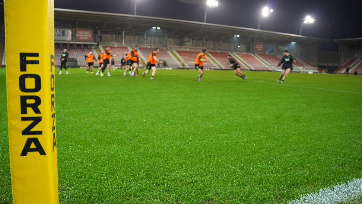 LeighLeopardsRL's tweet photo. 𝗚𝗘𝗧𝗧𝗜𝗡𝗚 𝗥𝗘𝗔𝗗𝗬 𝗙𝗢𝗥 𝗧𝗛𝗢𝗦𝗘 𝑭𝑹𝑰𝑫𝑨𝒀 𝑵𝑰𝑮𝑯𝑻 𝑳𝑰𝑮𝑯𝑻𝑺 💡

The lads trained on the field of The Leopards Den tonight to get ready for next week. https://t.co/xcDAt0AFaU