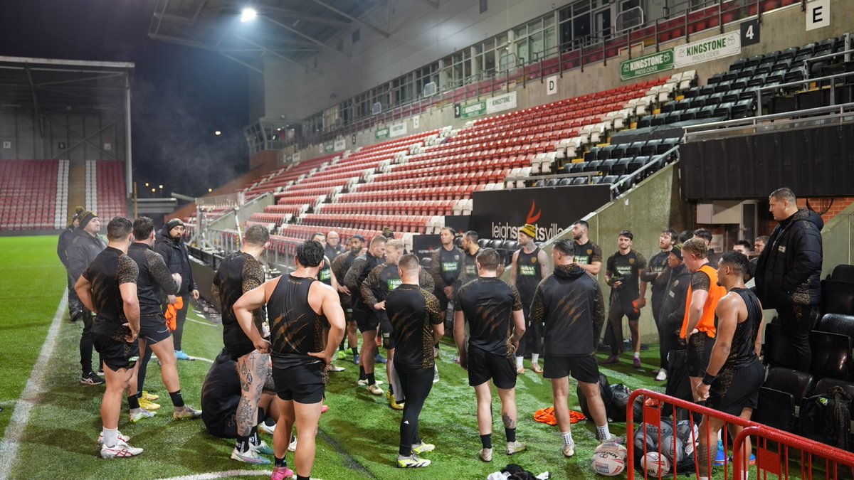 LeighLeopardsRL's tweet photo. 𝗚𝗘𝗧𝗧𝗜𝗡𝗚 𝗥𝗘𝗔𝗗𝗬 𝗙𝗢𝗥 𝗧𝗛𝗢𝗦𝗘 𝑭𝑹𝑰𝑫𝑨𝒀 𝑵𝑰𝑮𝑯𝑻 𝑳𝑰𝑮𝑯𝑻𝑺 💡

The lads trained on the field of The Leopards Den tonight to get ready for next week. https://t.co/xcDAt0AFaU