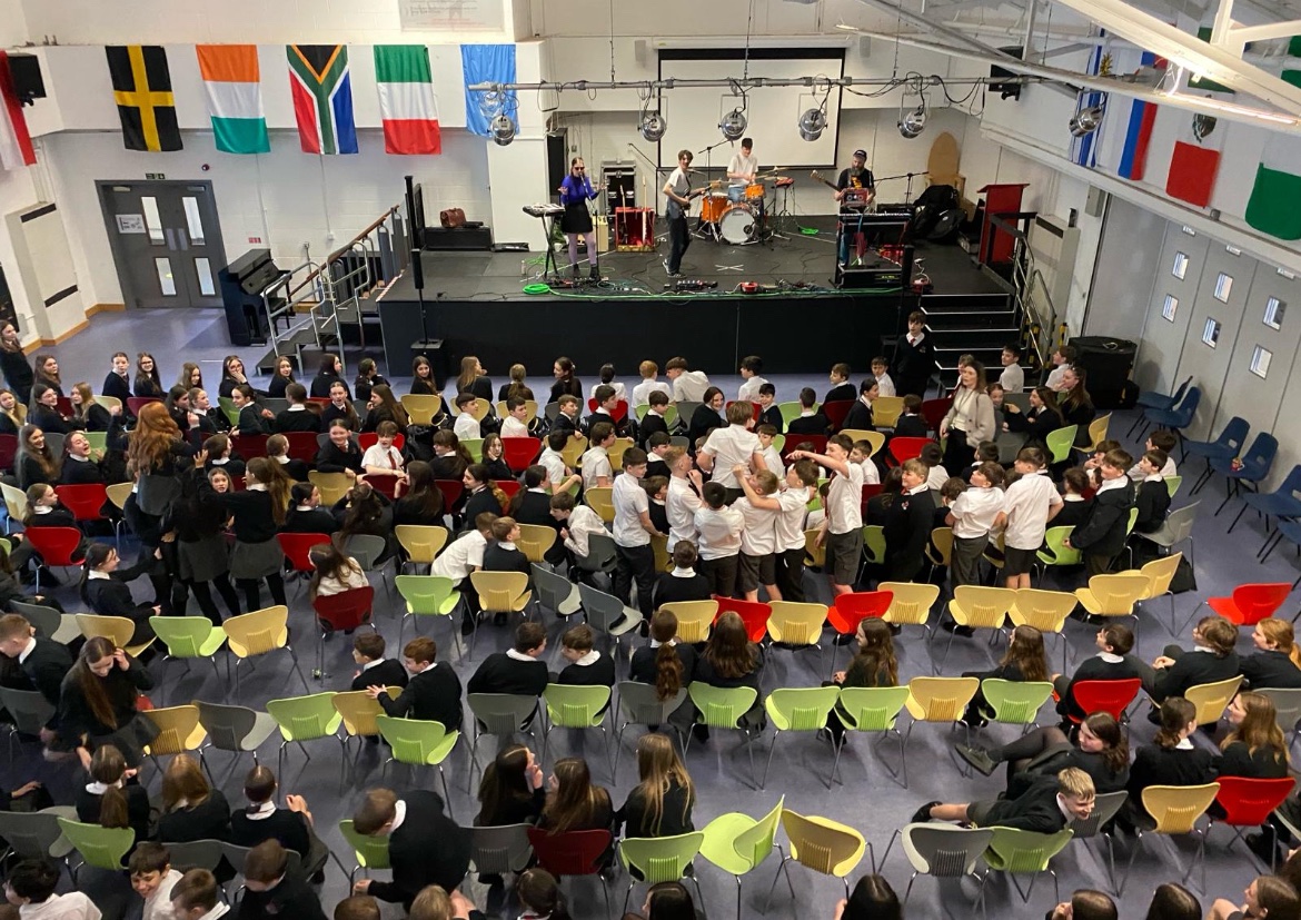 Cwmrhymni's tweet photo. Wawi! Am ffordd i orffen y tymor! Diolch yn fawr i
@HMSMorris am y gig amêsin yng Nghwm Rhymni heddi’. 🤟🙌👏 Wow! What a way to end the term! A huge thanks to #HMSMorris for rockin’ out with our Cwm Rhymni pupils today. Diolch i Miss Spiller am drefnu ❤️ #DyddMiwsigCymru Hapus! https://t.co/PR6ybIcBQ0