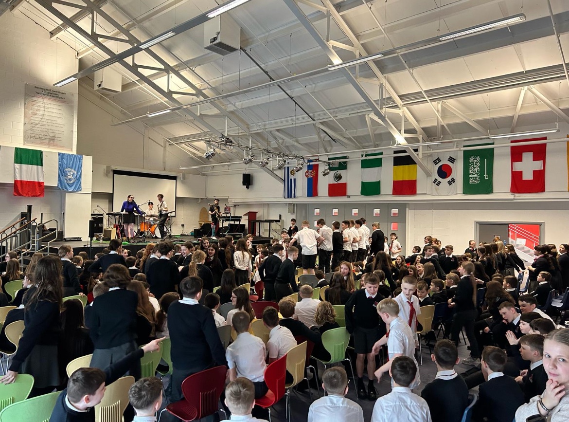 Cwmrhymni's tweet photo. Wawi! Am ffordd i orffen y tymor! Diolch yn fawr i
@HMSMorris am y gig amêsin yng Nghwm Rhymni heddi’. 🤟🙌👏 Wow! What a way to end the term! A huge thanks to #HMSMorris for rockin’ out with our Cwm Rhymni pupils today. Diolch i Miss Spiller am drefnu ❤️ #DyddMiwsigCymru Hapus! https://t.co/PR6ybIcBQ0