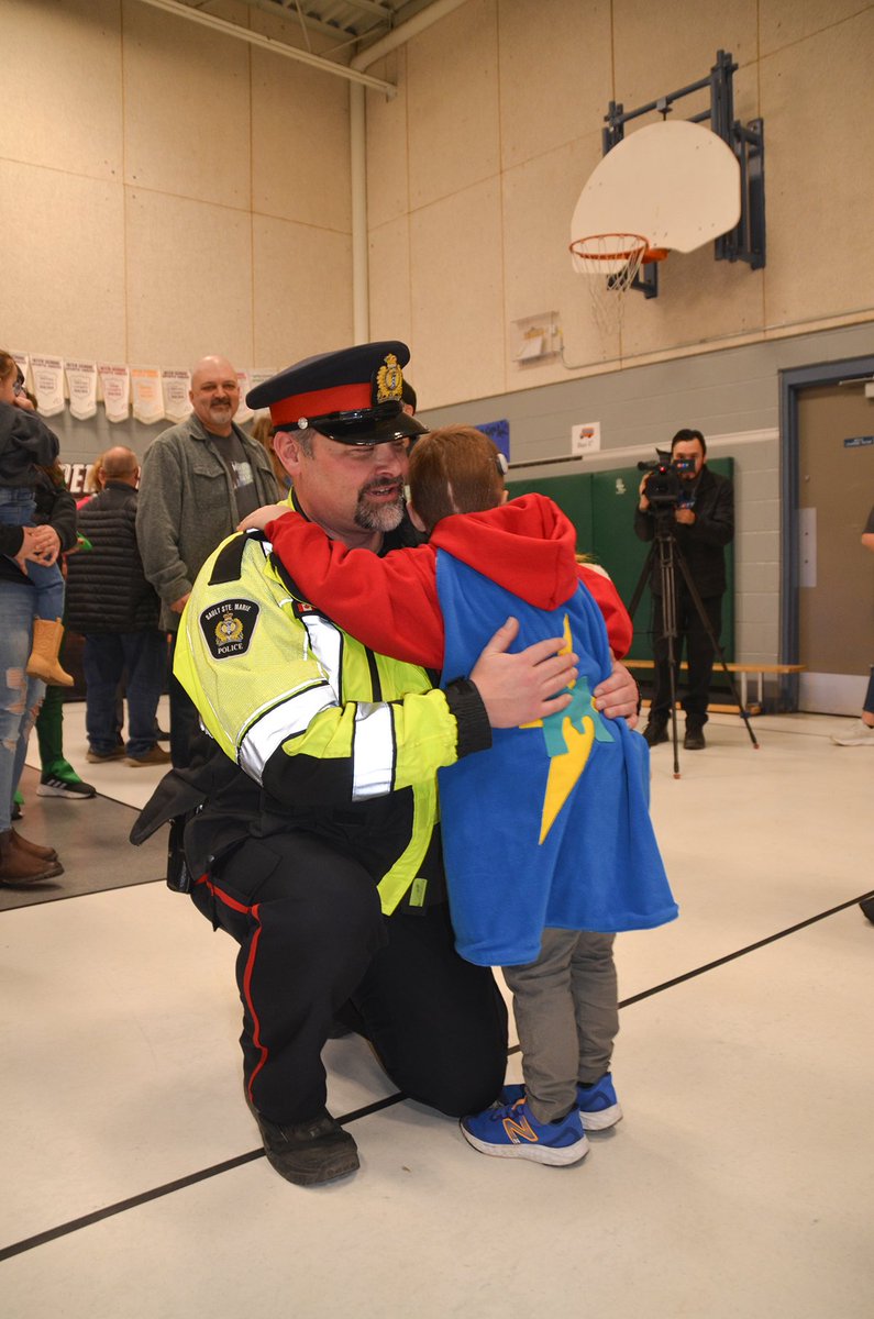 Sault Police were honoured to visit local superhero, Memphis, at his school today.🦸‍♂️  We're so glad <a href="/MakeAWishCA/">Make-A-Wish Canada</a> made your wish come true and we hope you have a super awesome time at Disney!