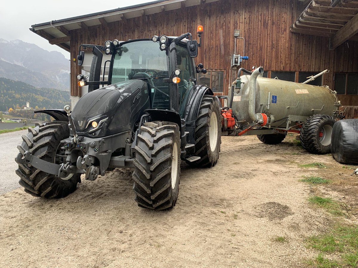 profiMagazin's tweet photo. Ein #Valtra G135 Versu mit #Flli. Cum Güllefass. https://t.co/fPBbWet2Mu