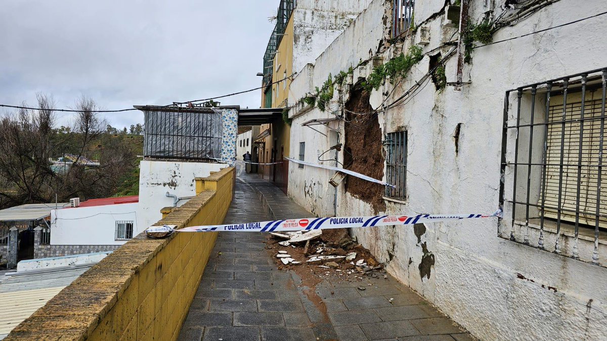 Atendemos numerosas incidencias debido a la borrasca #karlotta, como son varios accidentes de tráfico, algunos de especial consideración, inundaciones o el desalojo de una familia por peligro de derrumbe de su vivienda. 
#servidoresdealcala
#policialocal