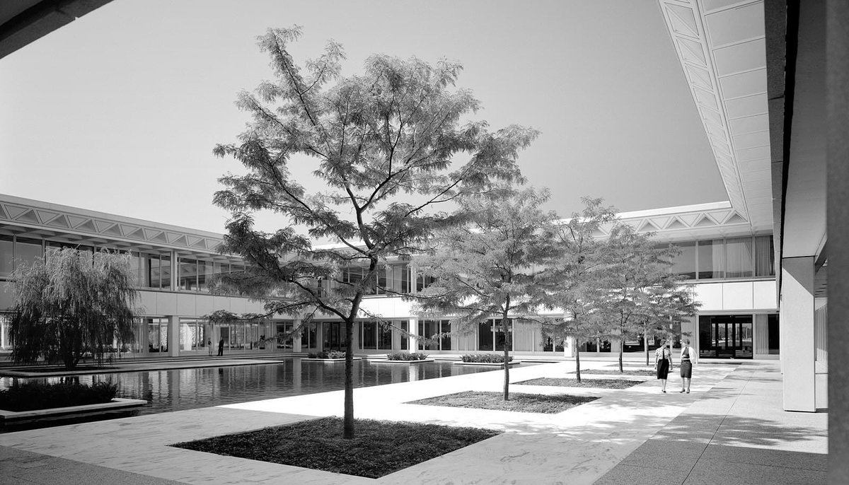TRES60Blog's tweet photo. Situada en Kalamazoo, Michigan, la sede de Upjohn Company proyectada en 1959 con una serie de siete jardines interiores por el arquitecto Bruce Graham.
Fotos: Ezra Stoller, 1961.
#UpjohnCompanyBuilding #Michigan #BruceGraham #EzraStoller #midcenturybuildings #modernarchitecture https://t.co/EQbKuZxaSR