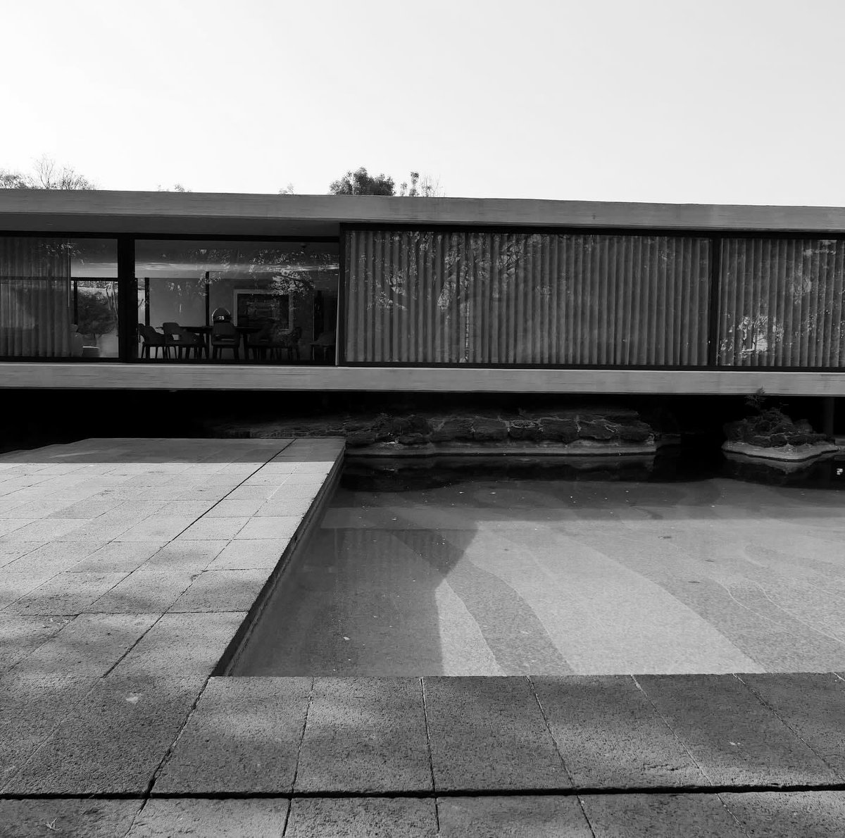 TRES60Blog's tweet photo. Casa en los Jardines del Pedregal, calle Picacho 420 de México D.F., proyectada en 1957 por el arquitecto Francisco Artigas.
#CasaJardinesdelPedregal #Mexico #FranciscoArtigas #LaFormaModerna #arquitecturamoderna https://t.co/As22gjruvl