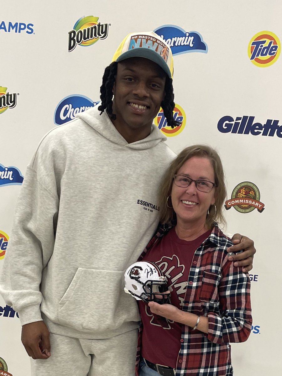 mrslorijg's tweet photo. Thank you @jayceehorn_10 and @QueenBrea_1 for visiting military members at #JBChs today. Y’all were both so kind & gracious🥰
#KeepPounding #SpursUp
📸 credit: Brea Beal https://t.co/SpTybMtbCy