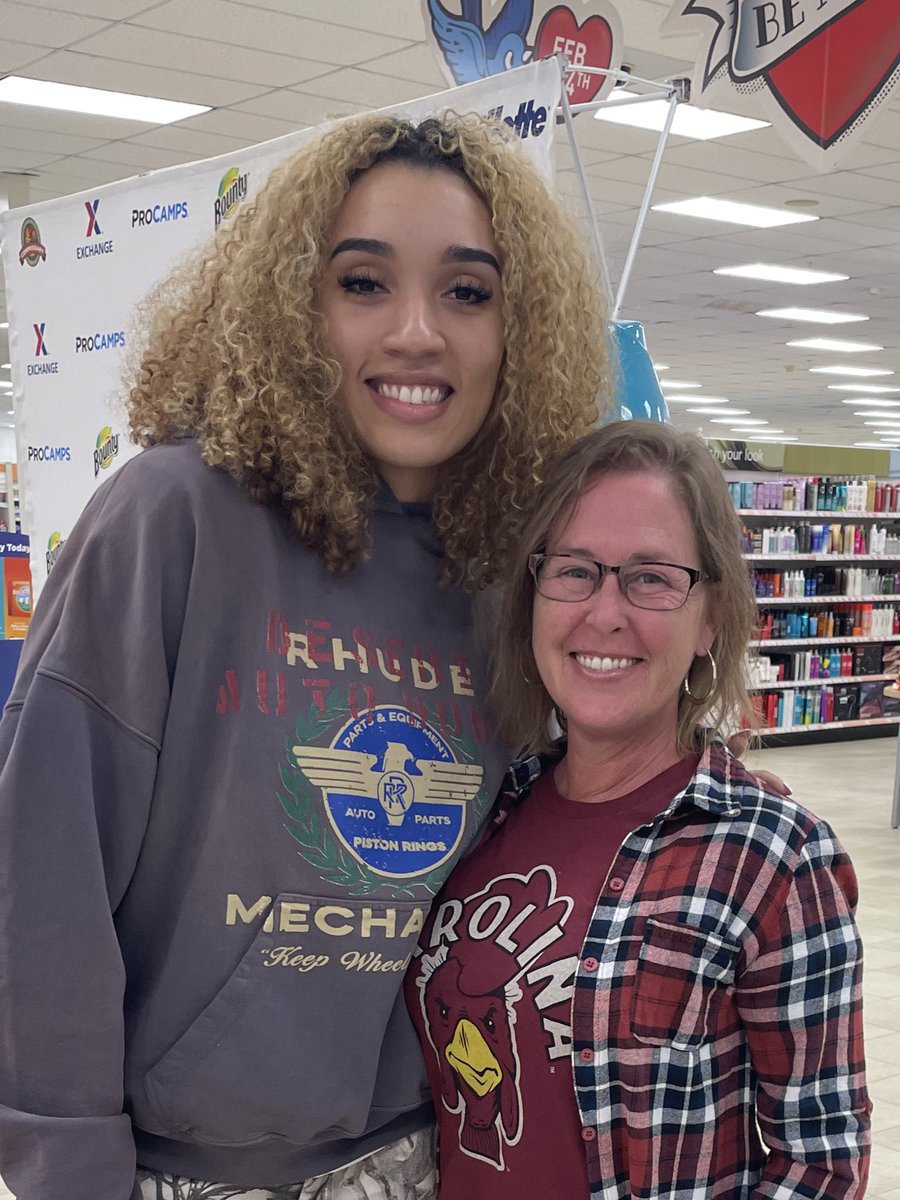 mrslorijg's tweet photo. Thank you @jayceehorn_10 and @QueenBrea_1 for visiting military members at #JBChs today. Y’all were both so kind & gracious🥰
#KeepPounding #SpursUp
📸 credit: Brea Beal https://t.co/SpTybMtbCy
