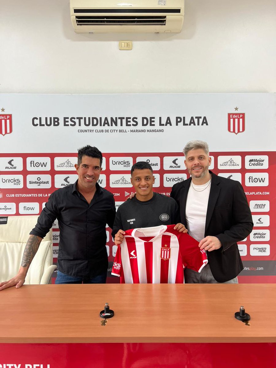 🚨[OFICIAL] Estudiantes (LP) anunció la llegada de Tiago Palacios. 
*️⃣El mediocampista ofensivo firmó contrato hasta diciembre de 2027, tal como se adelantó. Fue adquirido en u$s 2.700.000.
