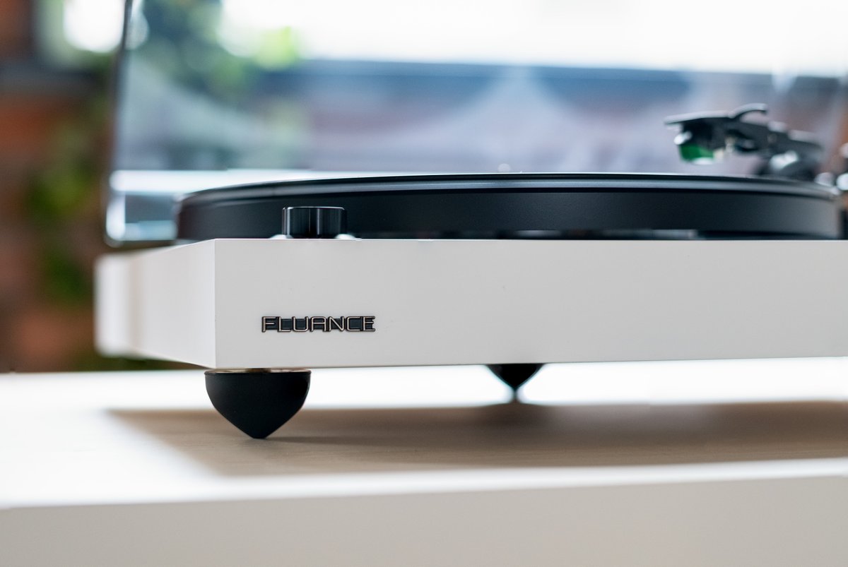 Fluance's tweet photo. Vibration isolation matters to vinyl lovers! That's why Fluance #RT81+ is engineered to perfection. Our height-adjustable rubber isolation feet minimize resonance, and an anti-resonant platter and 3mm acrylic mat ensure pristine signal clarity.
#MyFluance #RESPECTTHERECORD https://t.co/ajmTimykES