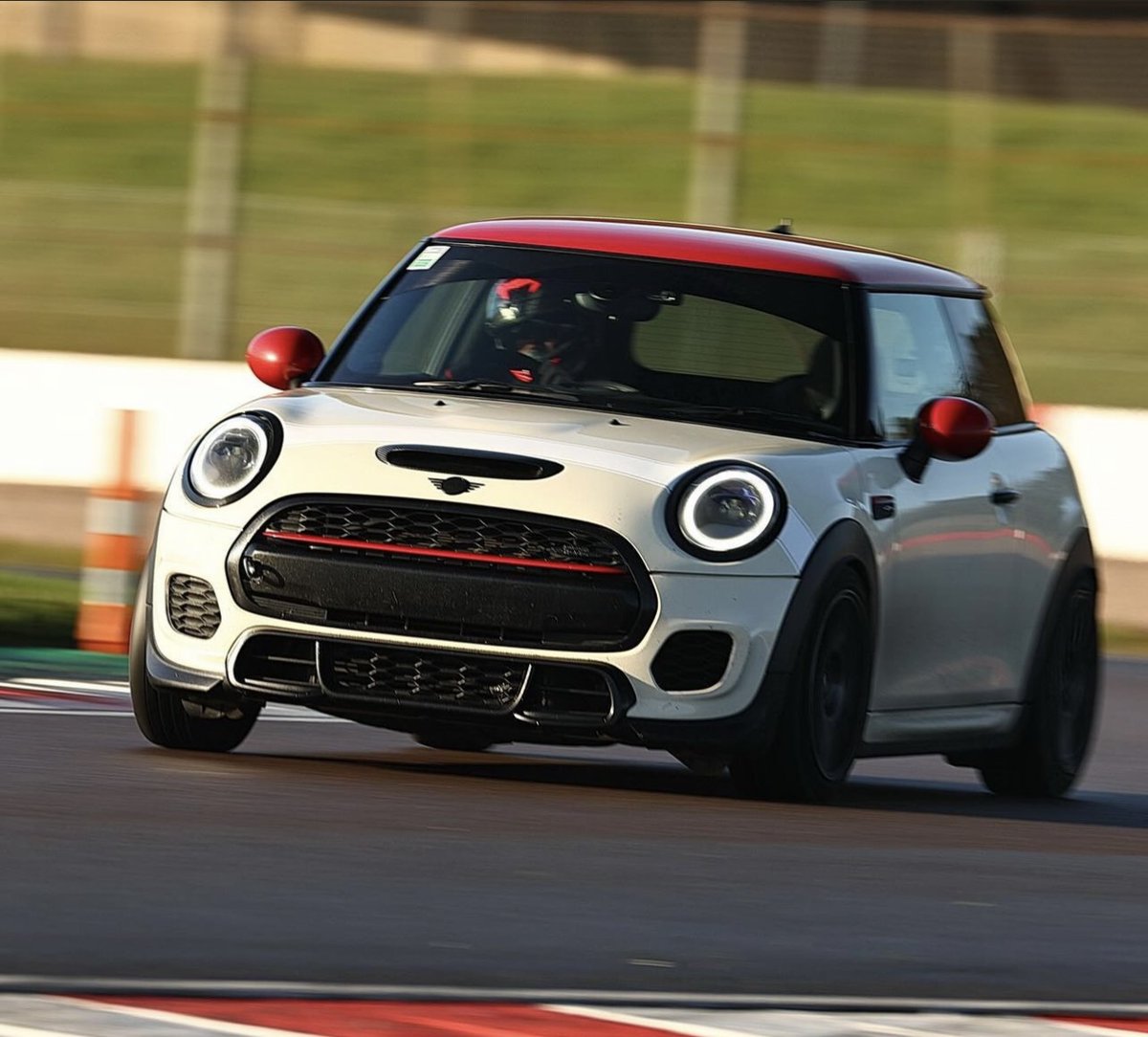 From city streets to the racetrack🚥⁠ ⁠ Your MINI can conquer every mile with style and speed🏁💨⁠ ⁠ 📷&🏎️: @fraz.jcw⁠ ⁠ #MINIRichmond #MINICooper #MINIJcw⁠