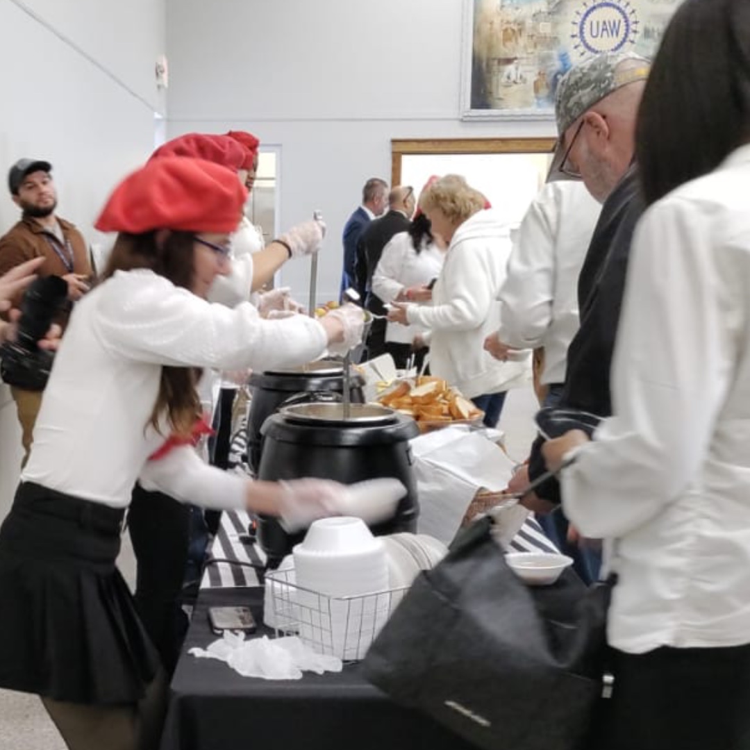 UAW's tweet photo. #UAW members are enjoying lunch at the White Shirt Day celebration at Local 651 in Flint, Michigan.

White Shirts symbolize workers' equality with the capitalist, managerial class.

Red berets &amp; red armbands honor the UAW Women’s Emergency Brigade.

#WhiteShirtDay #SitDownStrike https://t.co/5865Vu3Gkz