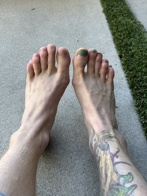I run a lot and I try to take care of my feet but this right middle toenail keeps falling off it&rsquo;s only<a href="/tag/mvsales"class="tags"><span>#mvsales</span></a>