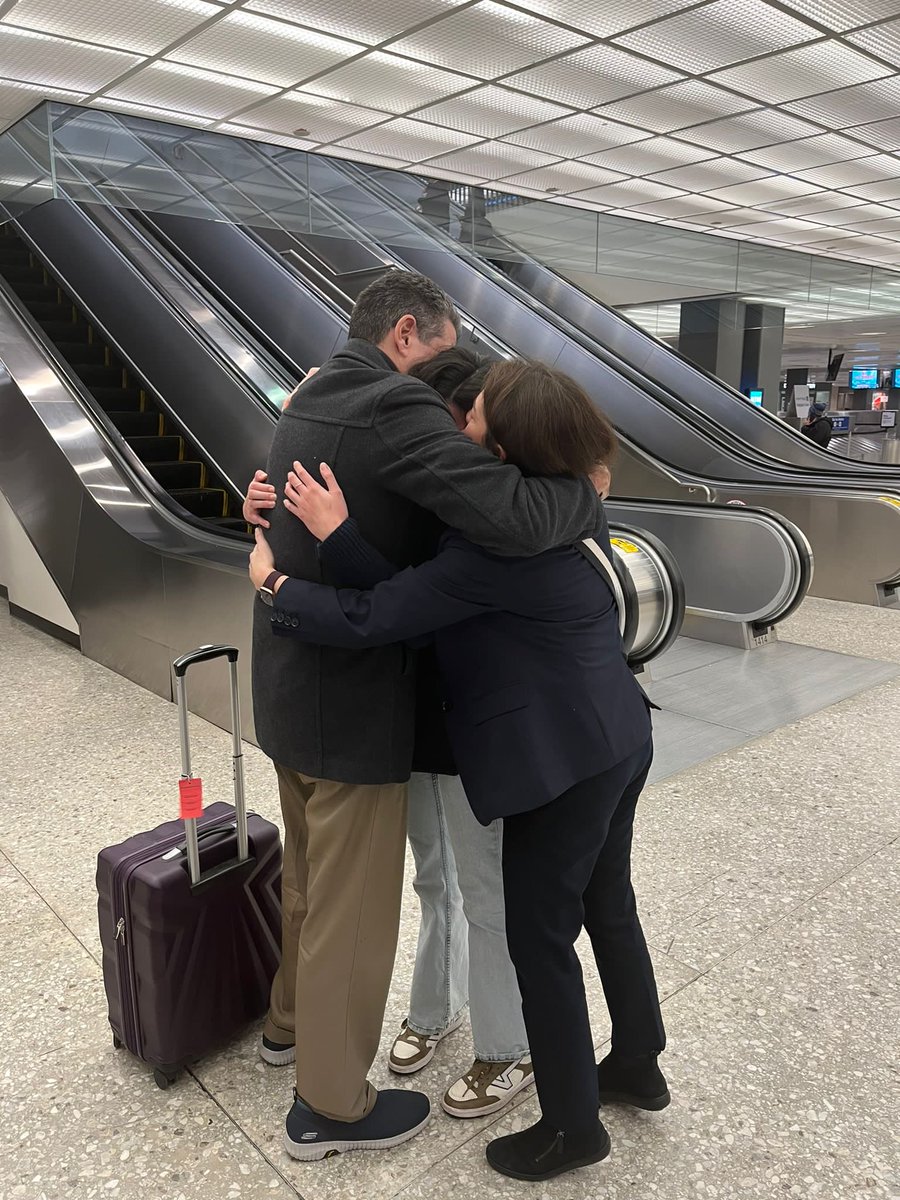 Hace un año, logramos este abrazo después de 611 días de angustia y dolorosa separación.  Gracias infinitas a todas las personas que hicieron esto posible y que nos acompañaron y apoyaron durante este terrible periodo.  Siempre guardare en mi corazón todo el cariño y solidaridad.