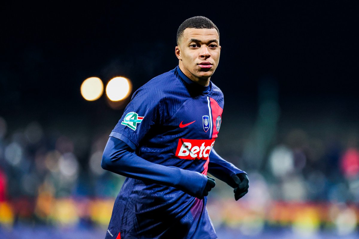 PSG_Report's tweet image. 🚨🇫🇷| Kylian Mbappé is set to start on the bench tomorrow vs. Lille. The club will not take any risks with Frenchman. @le_Parisien