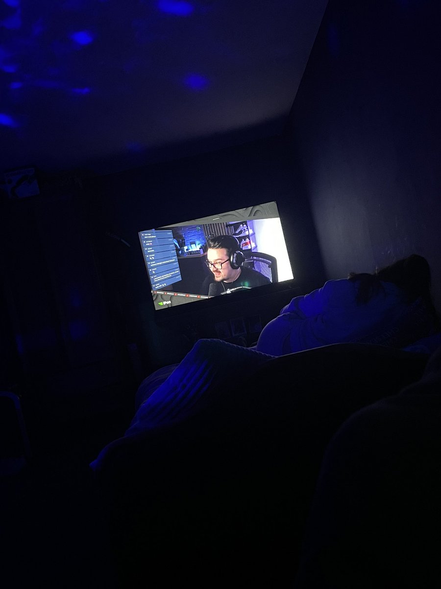 RtkaiTams1's tweet photo. Ha péntek este akkor pornó fények és Jani horror est @thevrjani @wearethevr 😉😉 https://t.co/05iKakhJ1i