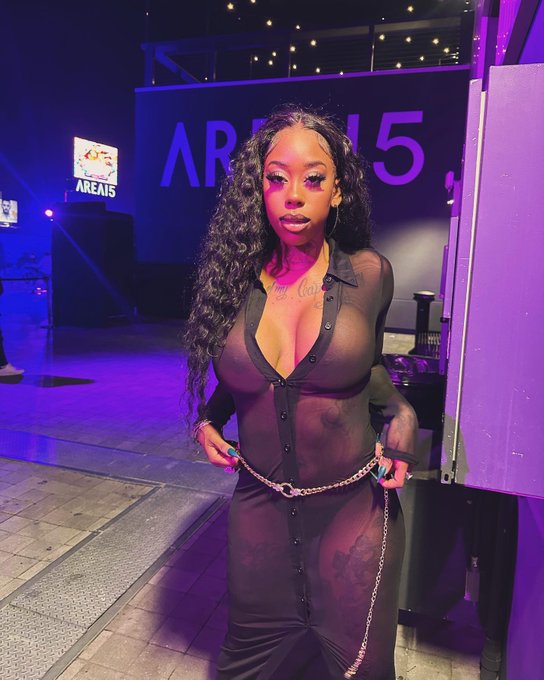 You can&rsquo;t cuff me, but I&rsquo;m wifey 😏 https://t.co/AClb8os1Fn