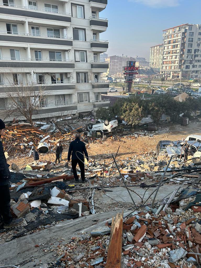 avcemilcicek01's tweet photo. Ilgım apartmanının çaprazında bulunan ve yıkılmayan 30 yıllık bina!

Bu binalara bir şey olmuyor ama 3 yıllık Ilgım apartmanında yaşayan neredeyse herkes hayatını kaybediyor.

Bu hak mı? Bu adalet mi? https://t.co/qbH1PDvOyz