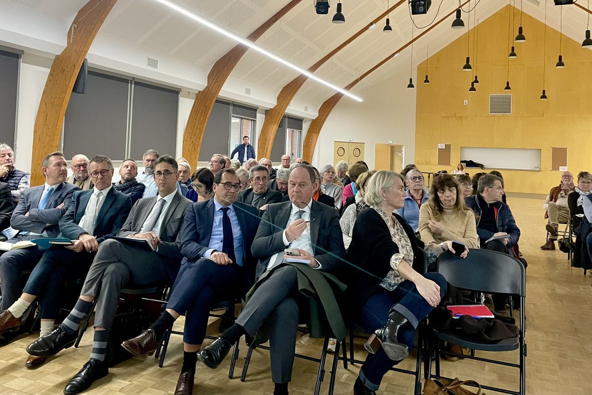 ClaradeBort's tweet photo. #Désertification médicale : débat avec les #maires du Loiret sur les solutions pour renforcer #RHenSanté et #accèsauxsoins 

Orientation des élèves, places en formation, CHU, lieux de stage, logement, IPA, SAS, assistants médicaux…

Avec préfète @Prefet45_Centre et recteur https://t.co/nHQ0JxoItM