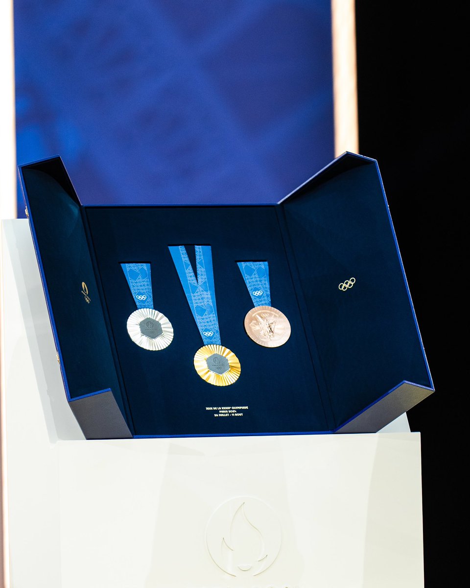 Paris2024's tweet photo. Hier, on vous a révélé l’un, si ce n’est LE plus beau symbole des Jeux 🥇

#Paris2024 https://t.co/tsF5sJSbgJ
