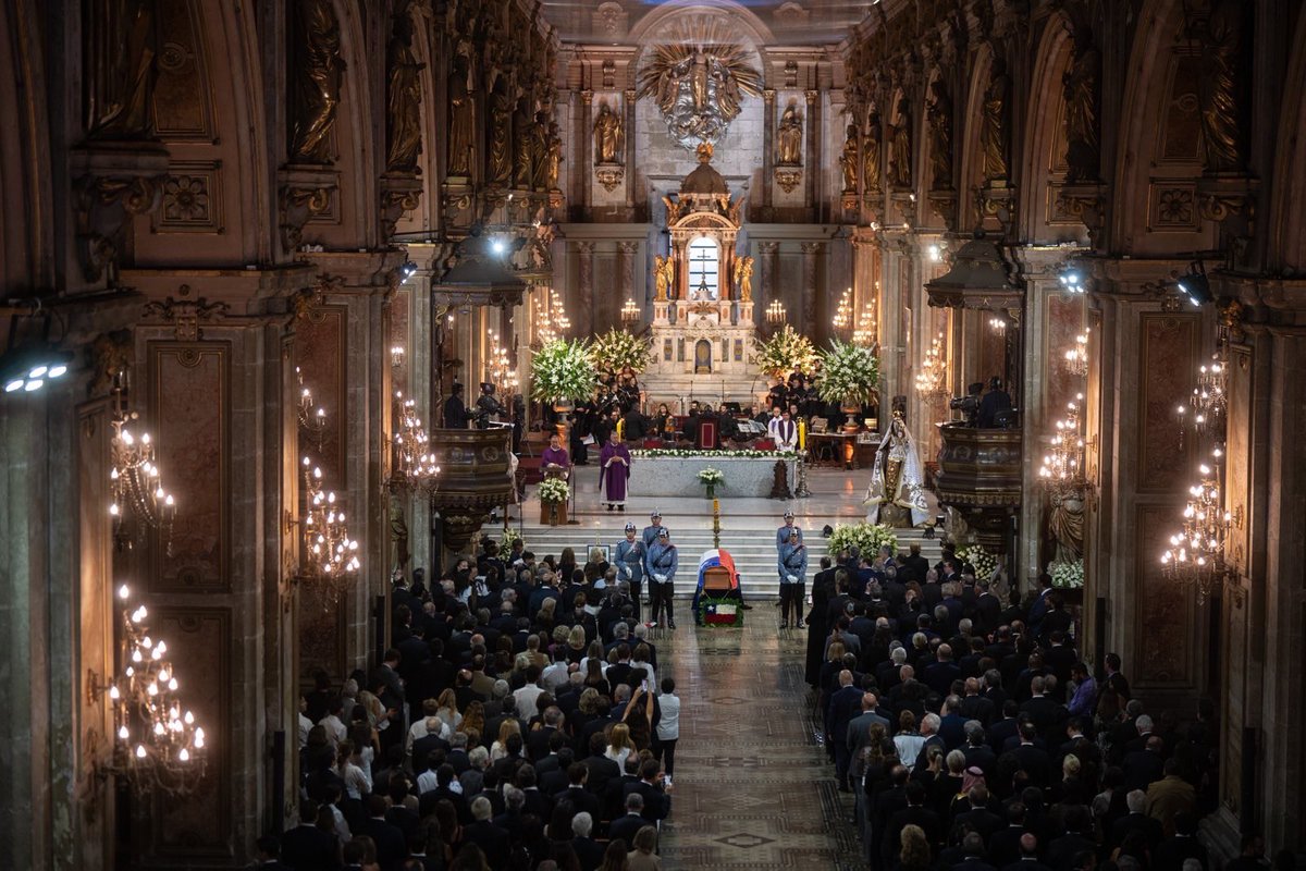 Hoy despedimos y realizamos el homenaje institucional al expresidente Sebastián Piñera Echenique. Mis respetos y sentidas condolencias a Cecilia, familiares y amigos en este difícil momento. Presidente Sebastián Piñera Echenique, descanse en paz.