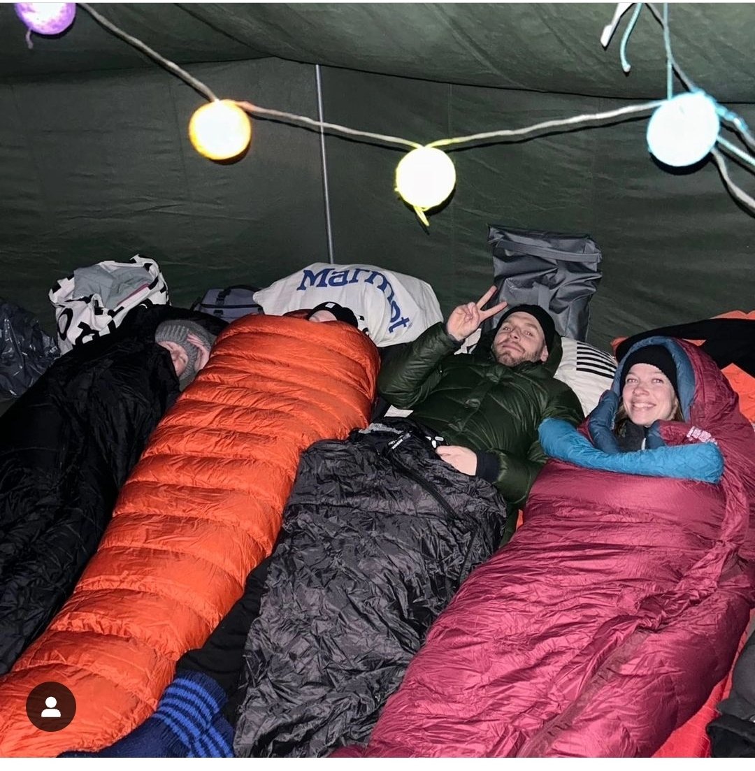 Onko vasemmistolla mitään ymmärrystä asunnottomuudesta? Ei se ole Patagonia liivit päällä teltassa nukkumista, vaan kavereiden nurkissa, asuntoloissa ja tilapäismajoituksessa yöpymistä. Eikä asunnottomuus johdu yleensä varojen puutteesta, vaan ihan muista syistä.

Ihme show taas.