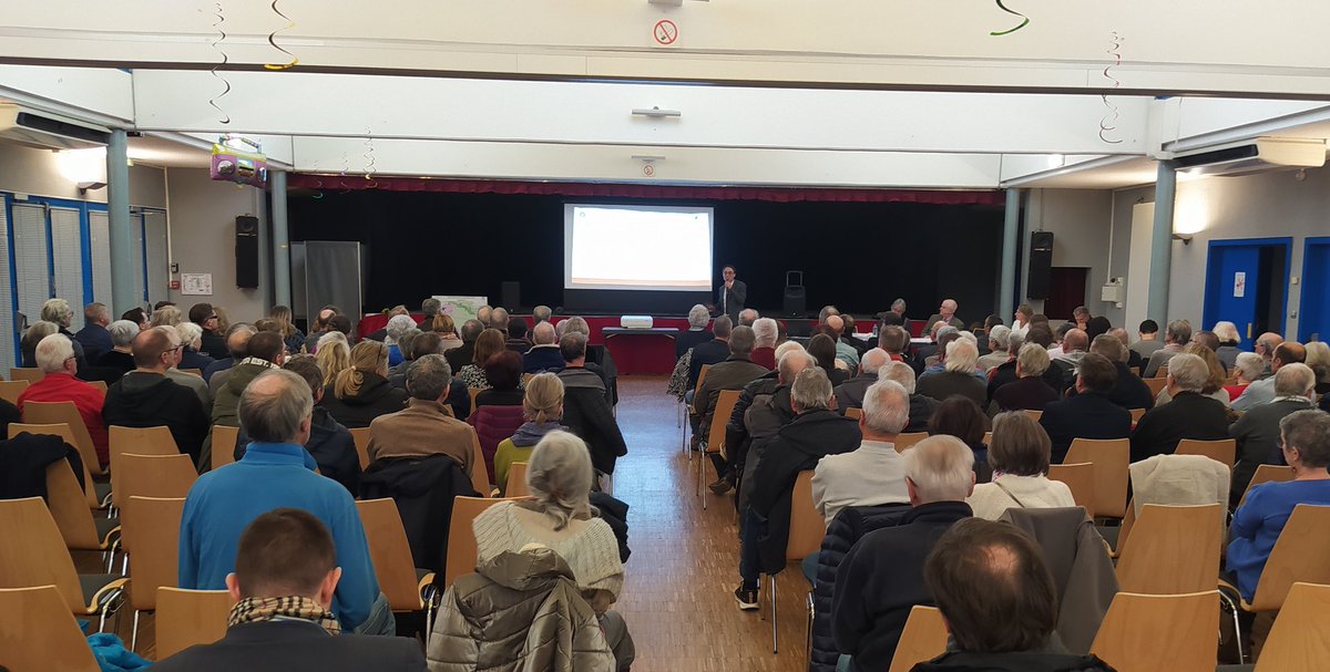 brunodalpra67's tweet image. Beaucoup de monde dans la salle des fêtes de #Duppigheim. En discussion : le projet de liaison #GCO-#Entzheim.  La multimodalité du projet défendue par la CEA est un prétexte. Cette route a pour unique but de servir le développement logistique autour de l'aéroport = + de camions