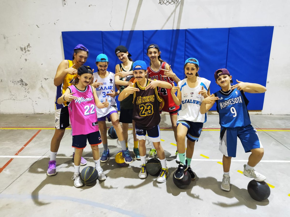 uemataro's tweet photo. 🗣️ 𝗘𝗟 𝗖𝗔𝗥𝗡𝗘𝗦𝗧𝗢𝗟𝗧𝗘𝗦 𝗔𝗥𝗥𝗜𝗕𝗔 𝗔𝗟 𝗠𝗔𝗧𝗔𝗥𝗢́!

🤟🏻😎 Mireu quins ‘outfits’ ens hem posat per entrenar avui! 🔝

🤪 Sessió especial i diferent abans d’un cap de setmana on només competitan els #Preferents, #1rAny, #LF2 i  #LEBPlata! 
#somgrocs💛💜 https://t.co/euKo9gOJE9