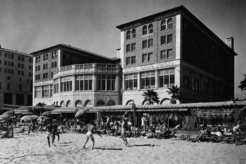 Step into history with this vintage capture of the legendary Santa Monica Synanon House, fondly remembered as 'The House on the Beach'.📷🌊 #vintagevibes