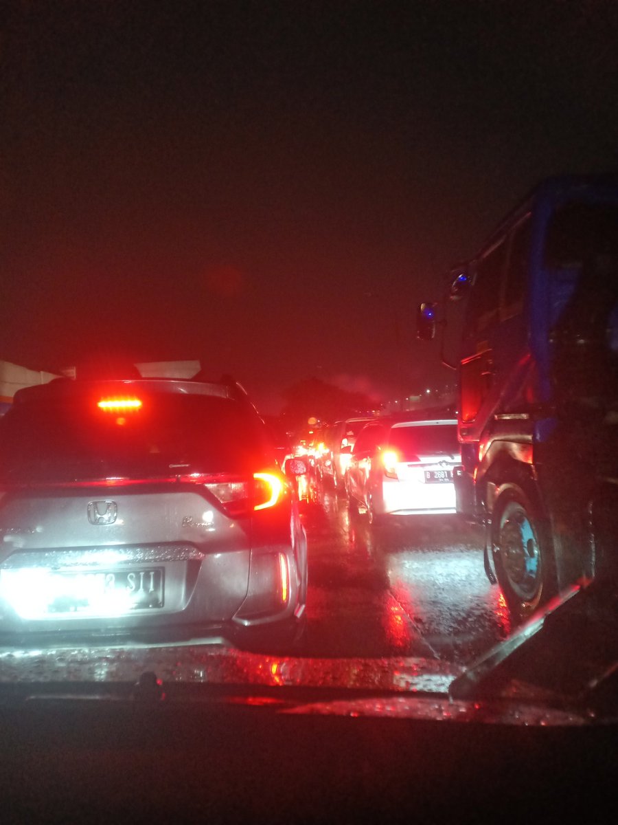 y0xWin's tweet photo. Udeh 3 kali dapet penumpang orderan ke #KumpulAkbarJIS01 dari abis isya tadi dan macet2an g masalah, gw seneng liat antusiasme mereka malah dikasih tip buat upah macet-macetan katanya, berkah beud orderan melimpah malem menjelang pagi gini https://t.co/BZj72emUd5