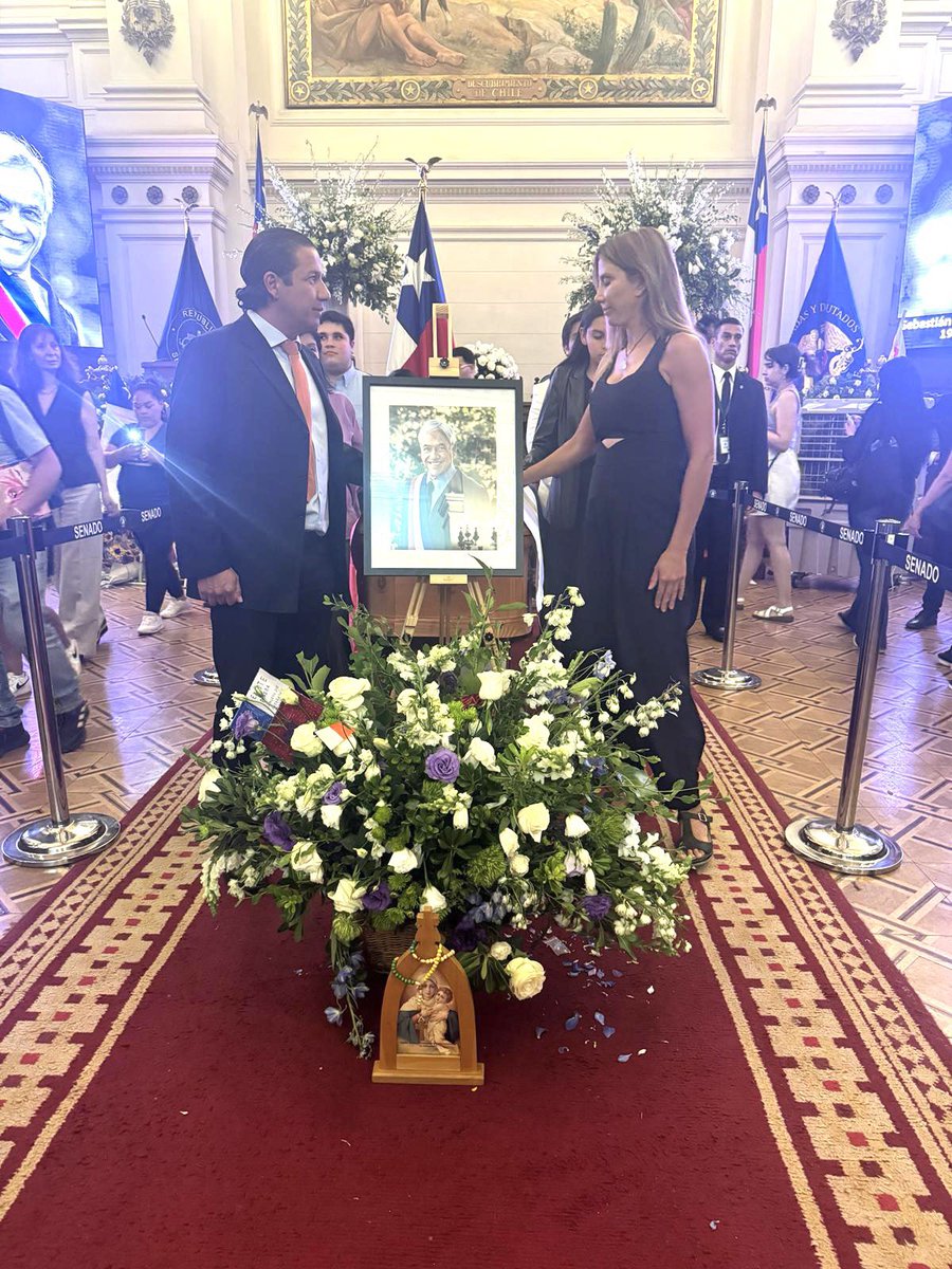 BelenHidalgo's tweet photo. La Emotiva Ceremonia en Honor a Sebastian Piñera ha sido Hermosa!! Nunca en Chile había visto un funeral con tanto reconocimiento.
Me despido orgullosa de haber compartido y conocido a UN GRAN Hombre.! trabajador, respetado, admirado y querido por todo el pueblo de Chile. Q.E.P.D https://t.co/8VB68Mj8l0