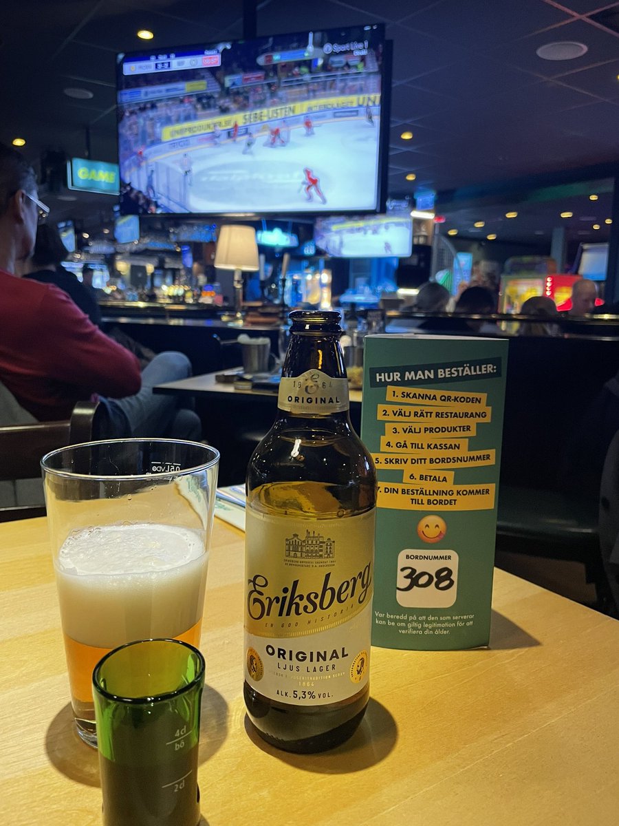 tjugo8's tweet photo. #olearys har visat sport på skärm sedan 1988
36 år senare, 2024, hackar alla skärmar i restaurangen hela matchen för att sändningen ”streamas”
#brynäs https://t.co/1uzTY5qjEb