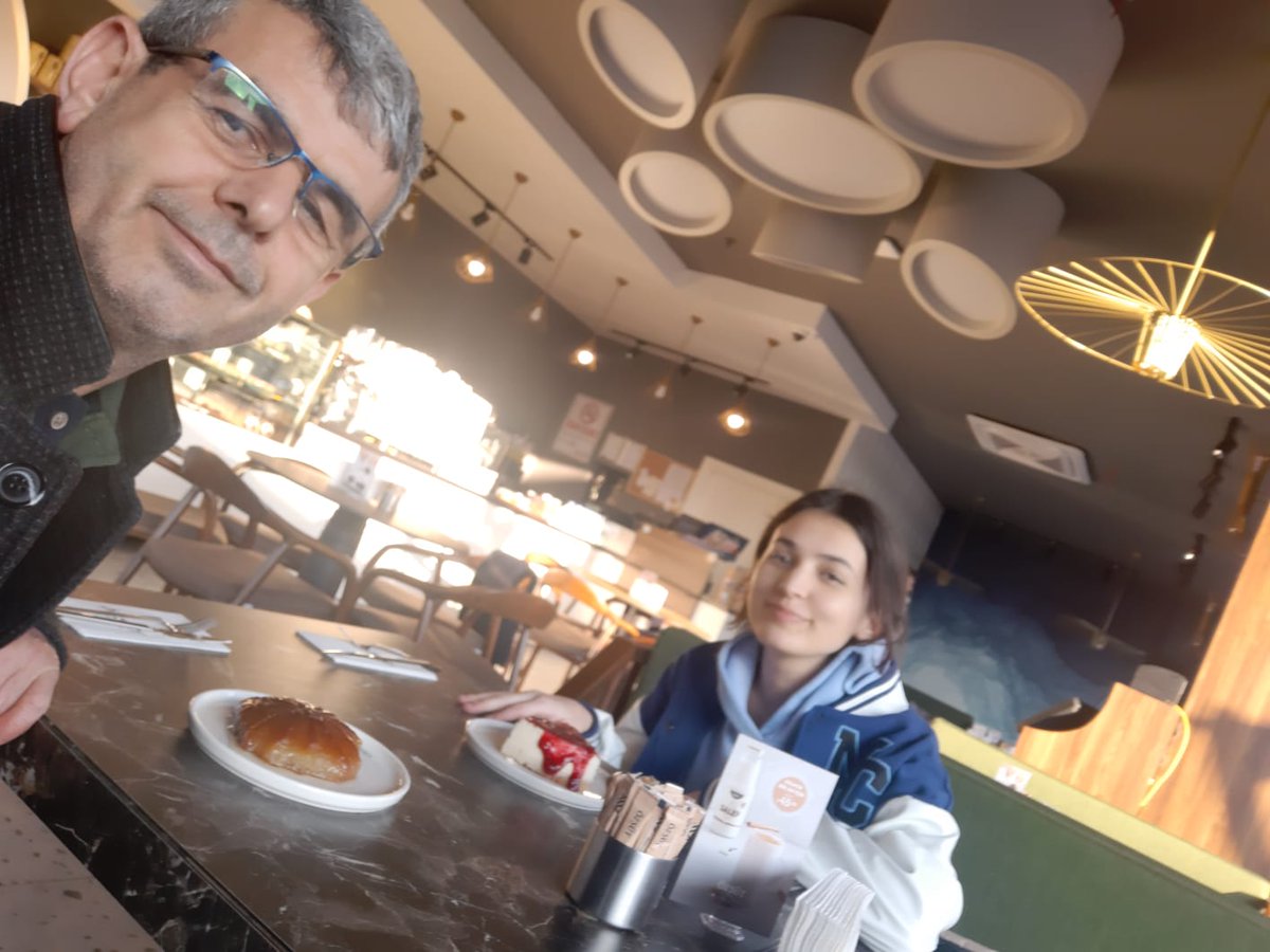 Herseyden önceki fotoğraflarınızın birisi.Babam tutukluyken ağır bir kanser hastalığına yakalandı geç teşhis konuldu.Babamın tedavisinde ailesinin yanında olmasına ihtiyacı var cezaevi şartlarında hersey çok zor.Babamın ailesinin yanında tedavi görmesi için tahliyesini istiyoruz.