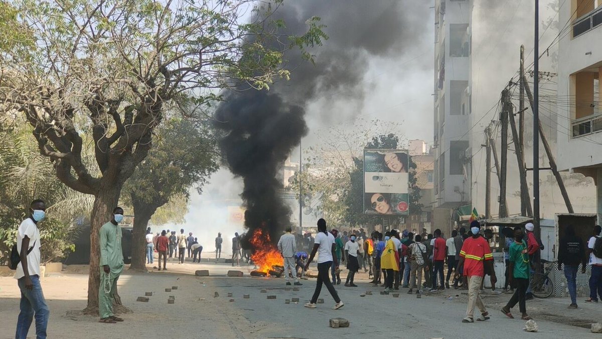 Sénégal : échauffourées et slogans anti Macky Sall à Dakar f24.my/A7Vm.x