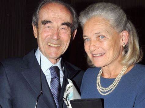 Les mots manquent pour dire l’admiration pour Robert Badinter, ce « mensch », cet humaniste intègre, droit et bon, animé par le souci de justice. Nous lui devons tant ! Son exemple doit nous inspirer. Je pense à sa famille et particulièrement à Elisabeth Badinter <a href="/Think_Badinter/">Elisabeth Badinter</a>