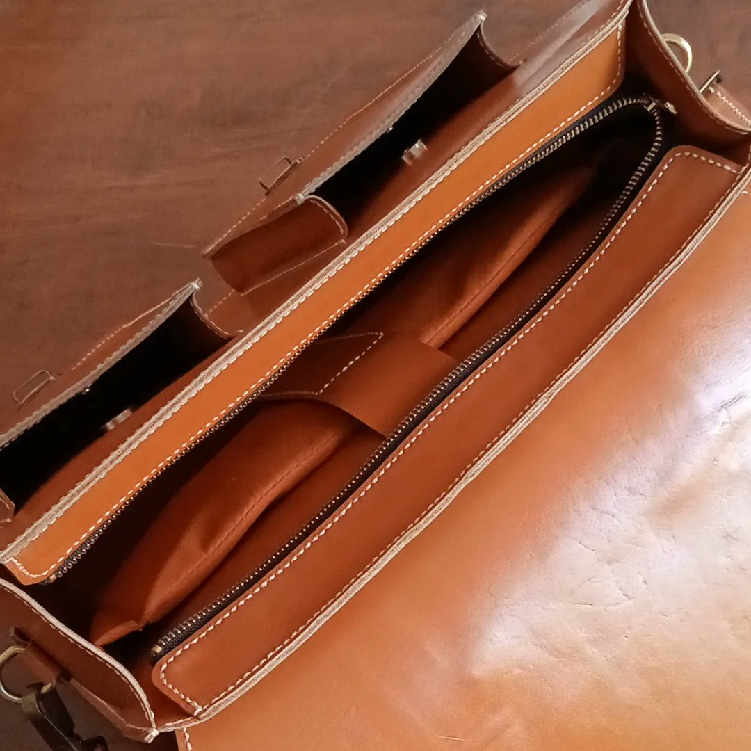 [ Leather Bag ]

Interior Details 🔥🛠

●
#ARMyLeather
#leathergoods #leathercraft #leatherwork #genuineleather #craftsmanship #messengerbag #taskulit #leatherbags #dailygoods #dailyessentials #gresik #indonesialeathergoods #madeinindonesia