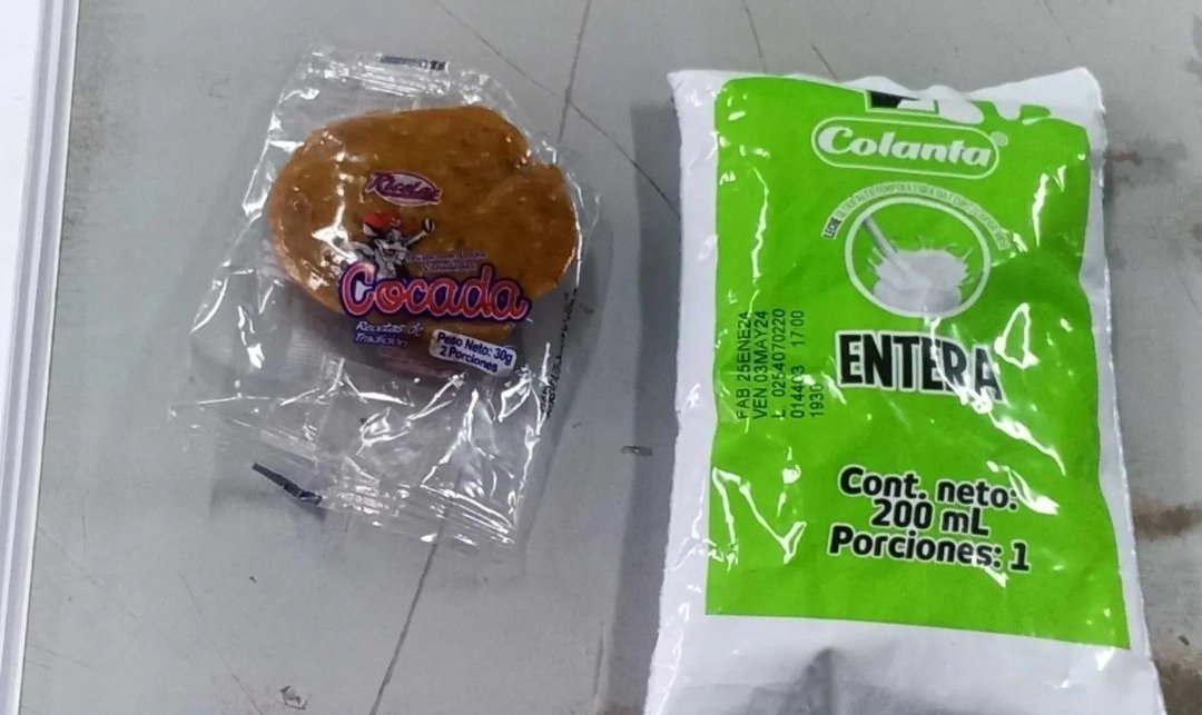 ReflexionFeroz's tweet photo. Este es el refrigerio de los niños en la Bogotá de Galán, pero los malos son los que protestan por las injusticias. 

¿Esto es justo alcalde @CarlosFGalan? https://t.co/FyuFB1kEWQ